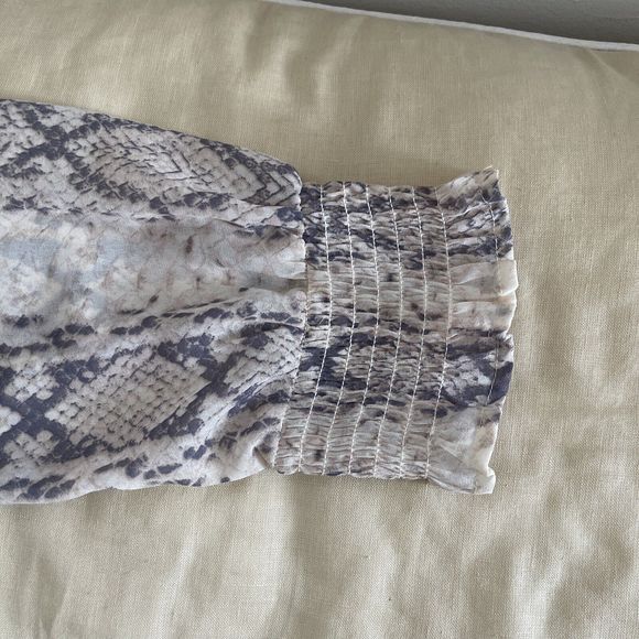 Japna Gray Snake Skin Print Long Sleeve Smocked Blouse M - Picture 7 of 7
